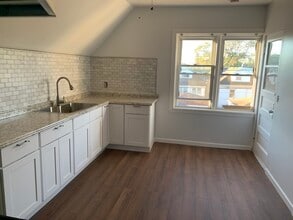 5653 W Montrose Ave, Unit Attic in Chicago, IL - Building Photo - Building Photo