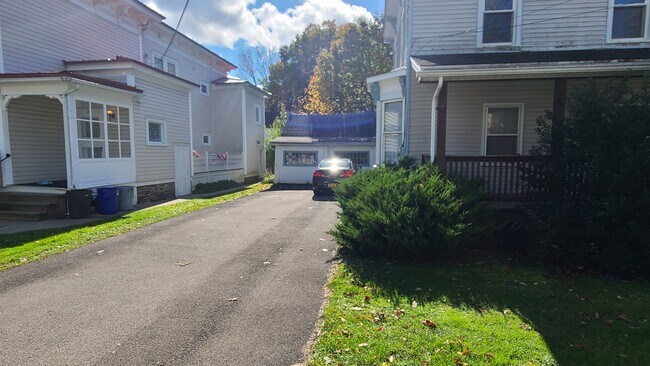 35 Grove St, Unit 2 in Oneonta, NY - Foto de edificio - Building Photo