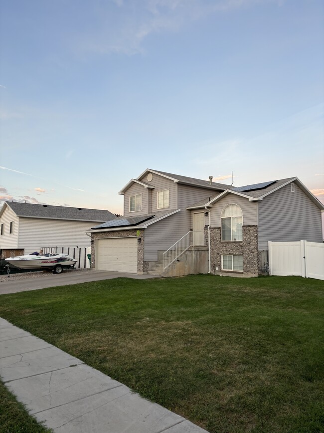 5085 S Vista Dr in Roy, UT - Foto de edificio - Building Photo