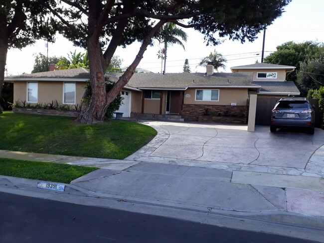 19391 Newhaven Ln, Unit UpstairsGuestStudio in Huntington Beach, CA - Building Photo - Building Photo