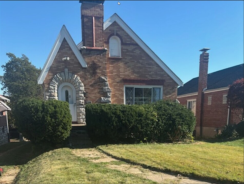 8506 Drury Ln in St. Louis, MO - Building Photo