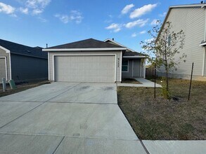 9127 Coronal Rings in San Antonio, TX - Foto de edificio - Building Photo