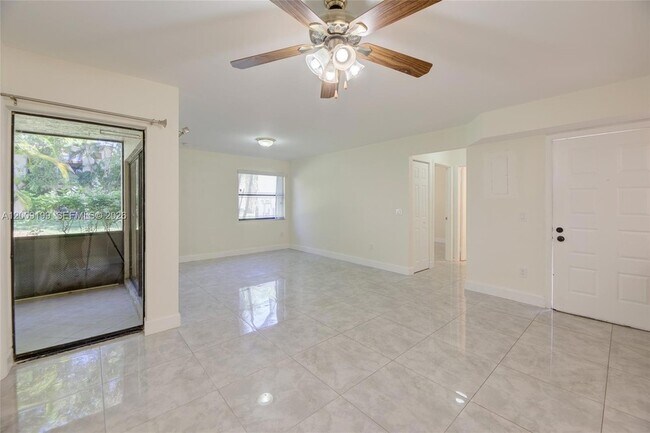 20160 NE 3rd Ct, Unit 3 in Miami, FL - Foto de edificio - Building Photo