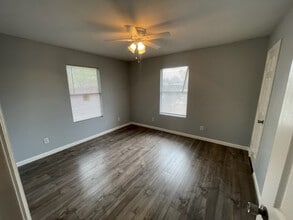 5815 Castle Lk in San Antonio, TX - Building Photo - Building Photo