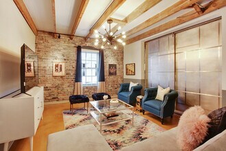 920 Poeyfarre St in New Orleans, LA - Foto de edificio - Building Photo