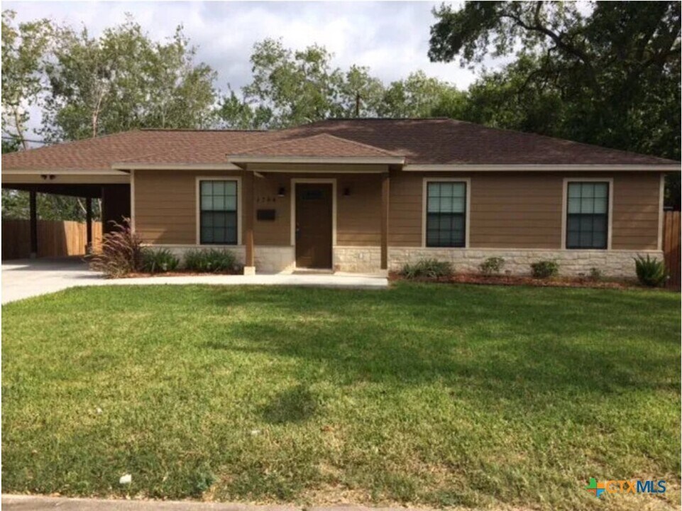 1704 Seguin Ave in Victoria, TX - Building Photo