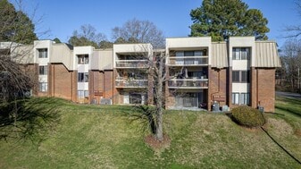 500 Umstead Dr in Chapel Hill, NC - Building Photo