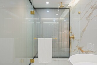 1033 Nelson St. in Vancouver, BC - Building Photo - Building Photo