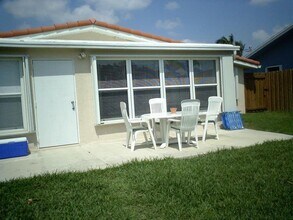 2710 Thomas St in Hollywood, FL - Building Photo - Building Photo