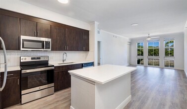 10170 SW 7th St, Unit 25-201 in Pembroke Pines, FL - Building Photo - Building Photo