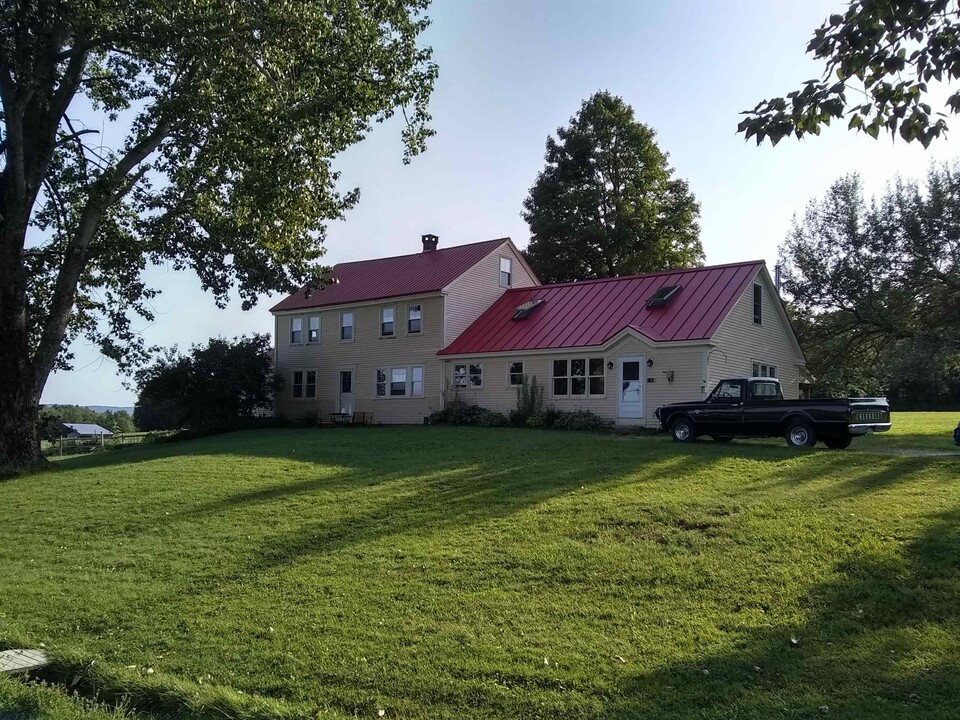 2063 E Hill Rd in Chester, VT - Building Photo