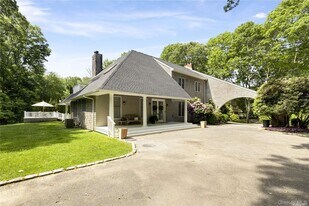 25 Deerwood Path in Sag Harbor, NY - Building Photo