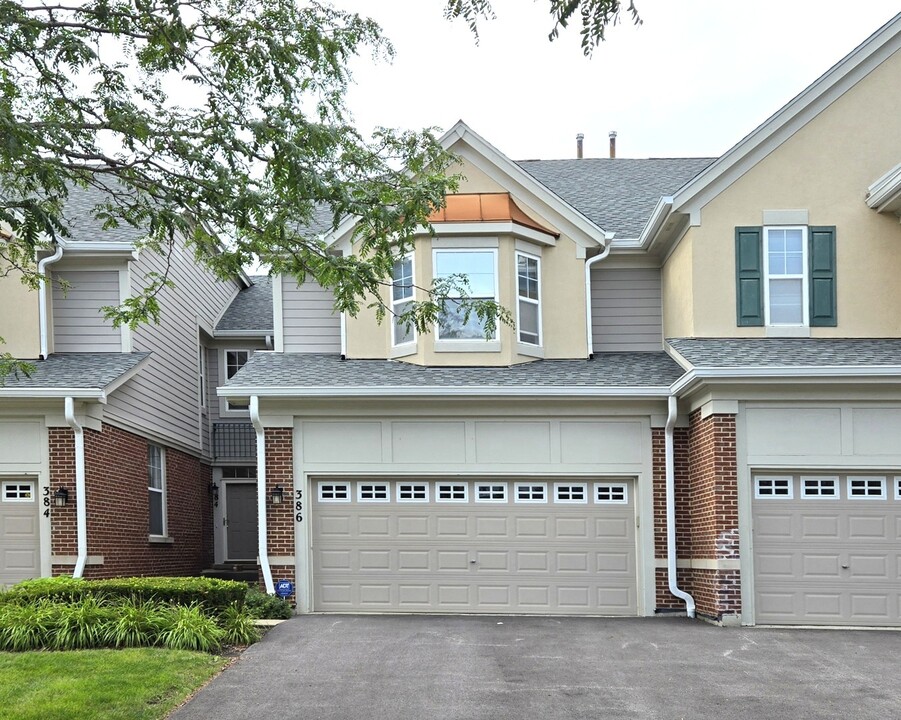 386 Pine Lake Cir in Vernon Hills, IL - Building Photo