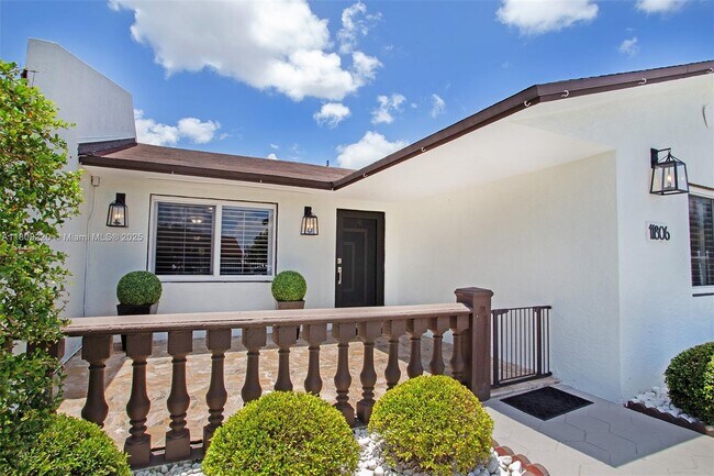 11806 SW 11th St in Miami, FL - Foto de edificio - Building Photo