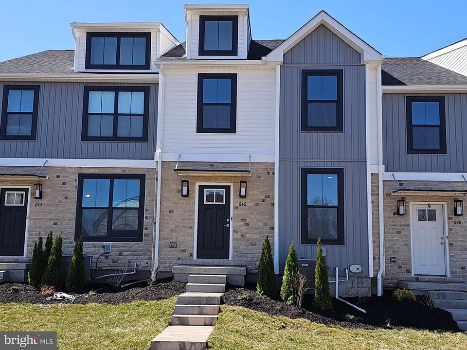 646 Oak Dr in Harleysville, PA - Building Photo