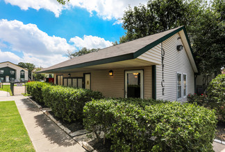 West University Gardens in Bryan, TX - Building Photo - Building Photo