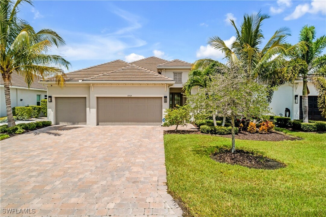 13504 Blue Bay Cir in Miromar Lakes, FL - Foto de edificio