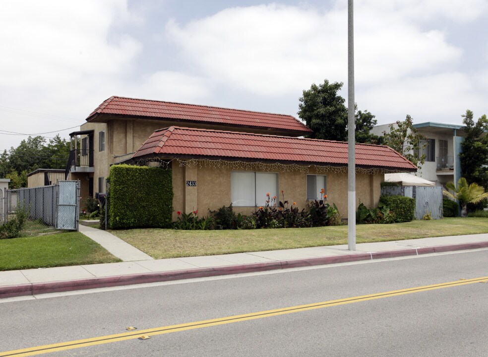 2433 Garvey Ave in West Covina, CA - Foto de edificio