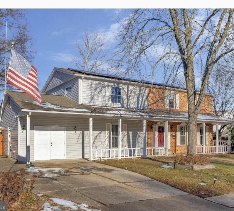 652 Stuart Ct in Herndon, VA - Foto de edificio
