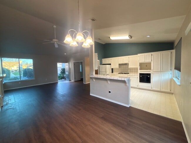 330 Lakespring Pl in Oakley, CA - Foto de edificio - Building Photo