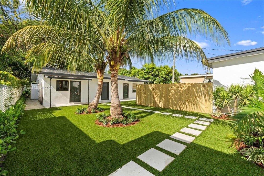 2442 SW 3rd St in Miami, FL - Building Photo