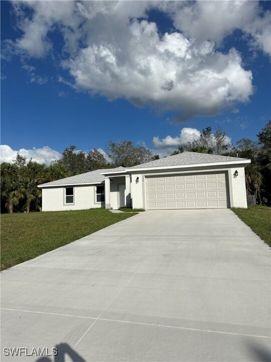 506 Sheldon Ave in Lehigh Acres, FL - Foto de edificio