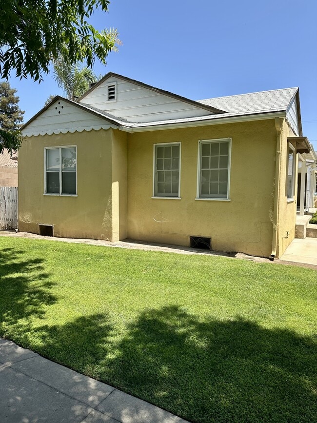 1154 F St in Reedley, CA - Building Photo - Building Photo