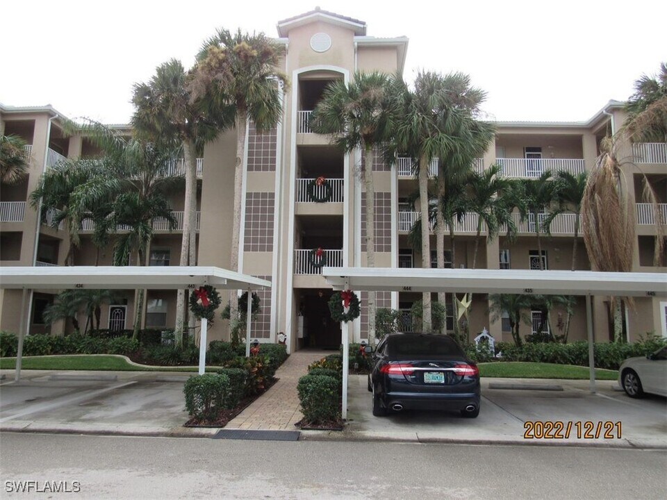 8076 Queen Palm Ln in Ft. Myers, FL - Building Photo