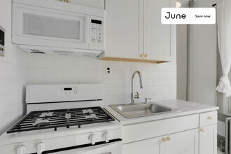 824 9th Ave in New York, NY - Building Photo - Building Photo