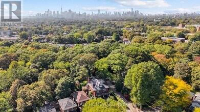 32 Hollywood Crescent in Toronto, ON - Building Photo - Building Photo