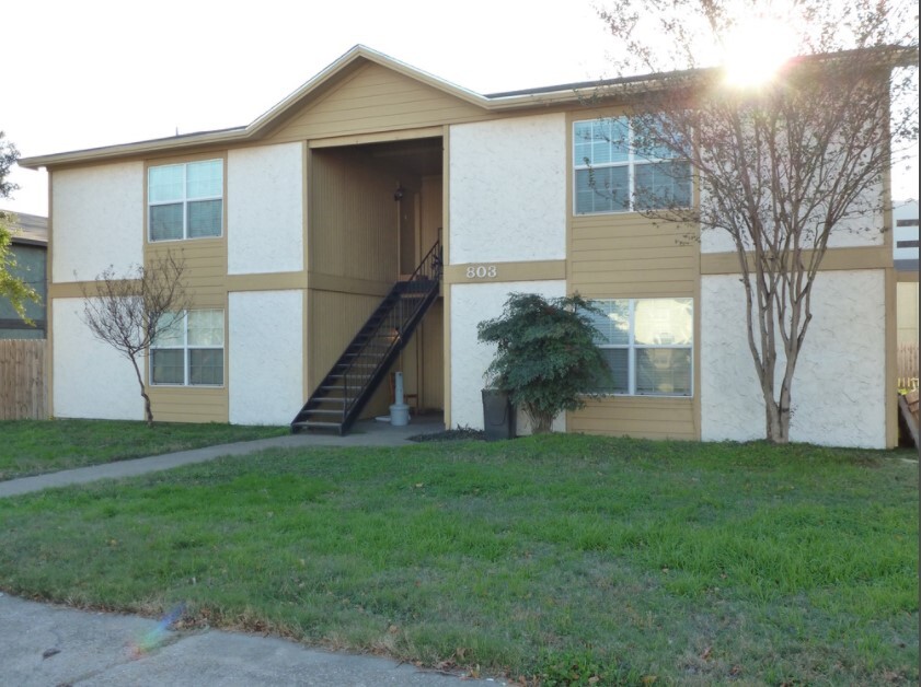 803-805 Oran Cir in Bryan, TX - Building Photo