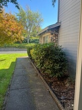 3585 Village Dr in Medford, OR - Building Photo - Building Photo