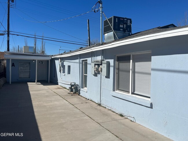 8870 Sunland Rd in El Paso, TX - Foto de edificio - Building Photo