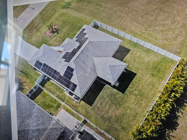1017 NE 32nd St in Cape Coral, FL - Foto de edificio - Building Photo