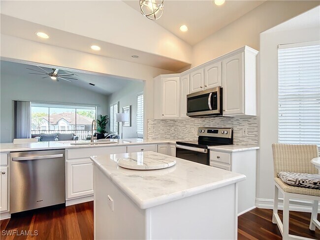 4752 Stratford Ct in Naples, FL - Building Photo - Building Photo