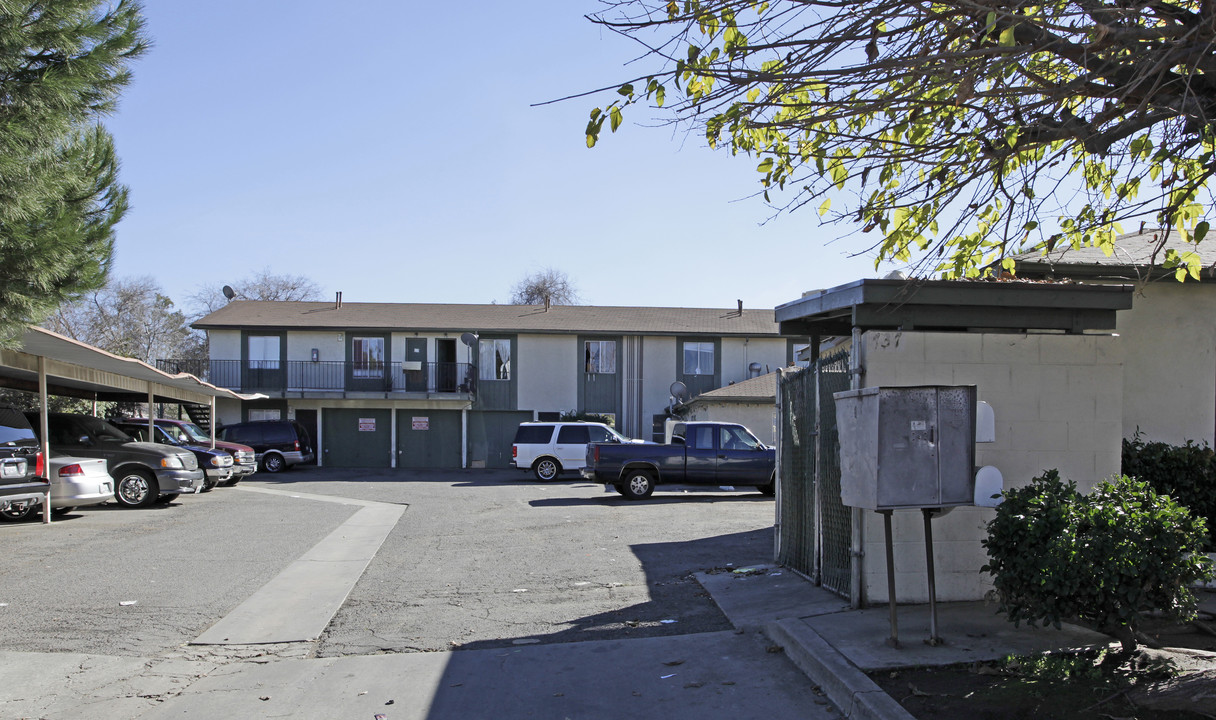 737 E Washington Ave in Escondido, CA - Foto de edificio