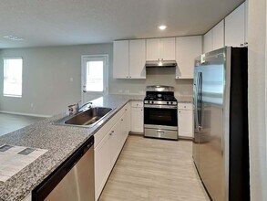 10622 Varmus Dr in Converse, TX - Foto de edificio - Building Photo