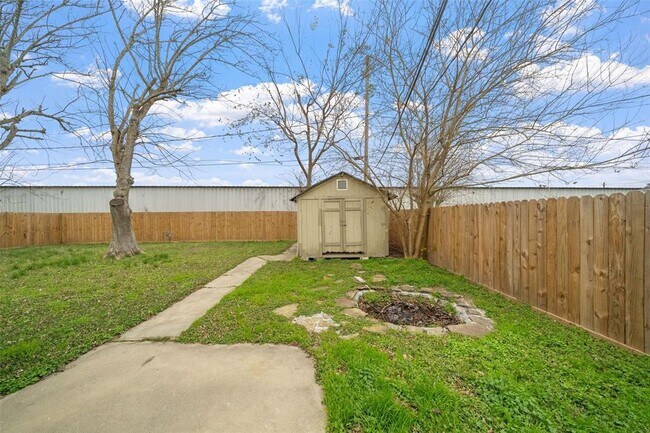 1109 S Shepherd Dr in Baytown, TX - Building Photo - Building Photo