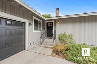 449 S Wexford Cir in Medford, OR - Building Photo - Building Photo