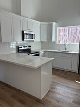 447 W 74th St in Los Angeles, CA - Building Photo - Building Photo