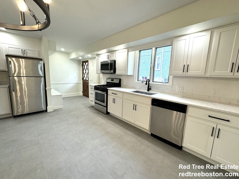 32 Bigelow St in Boston, MA - Building Photo