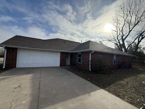 701 S Stoneybrook St in Stillwater, OK - Building Photo - Building Photo