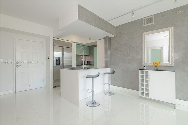 2000 N Bayshore Dr in Miami, FL - Building Photo - Building Photo