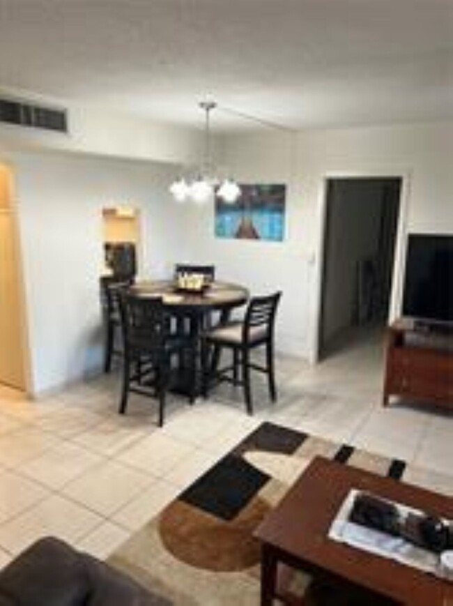 1050 SE 15th St, Unit 205 in Fort Lauderdale, FL - Building Photo - Building Photo