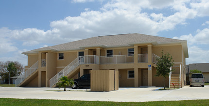 904 SE 13th St in Cape Coral, FL - Foto de edificio - Building Photo