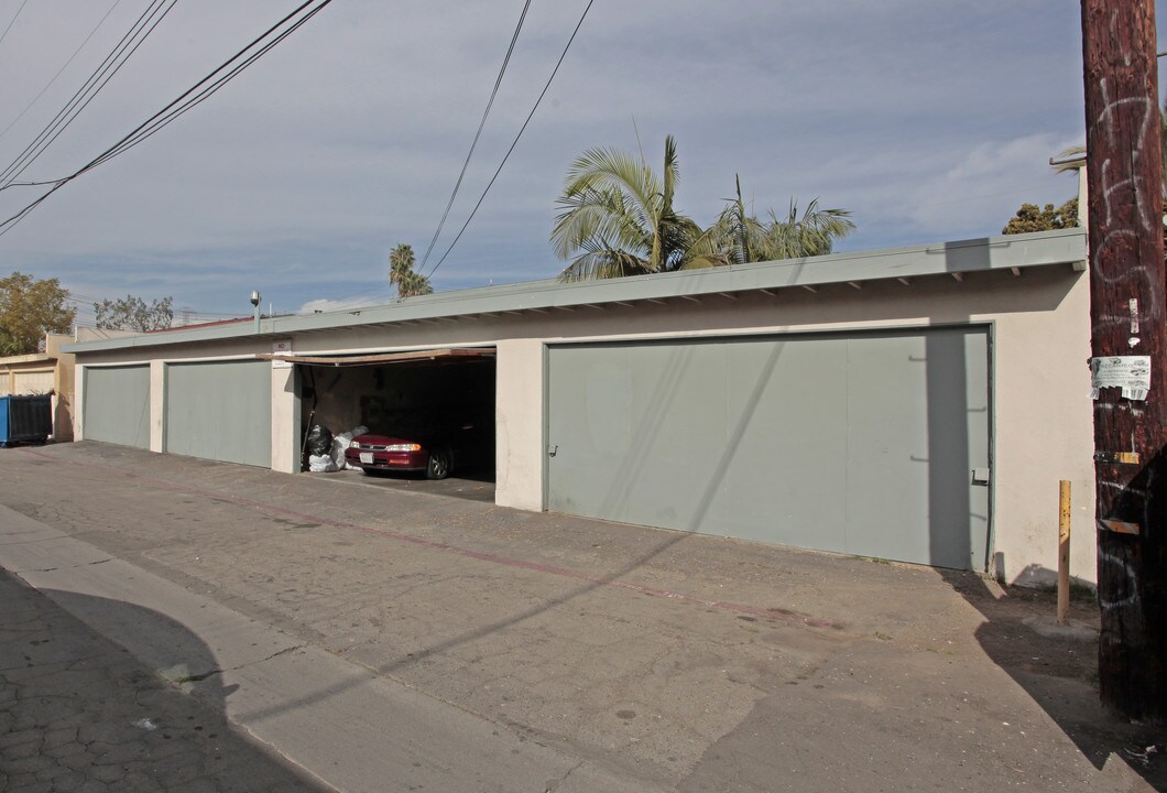 1816 W Crestwood Ln in Anaheim, CA - Building Photo