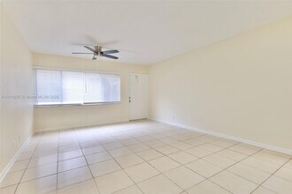 10016 Twin Lakes Dr in Coral Springs, FL - Building Photo - Building Photo