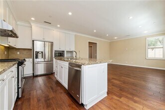 123 Overbrook in Irvine, CA - Building Photo - Building Photo