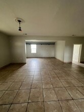 1002 E Hosking Ave in Bakersfield, CA - Building Photo - Building Photo