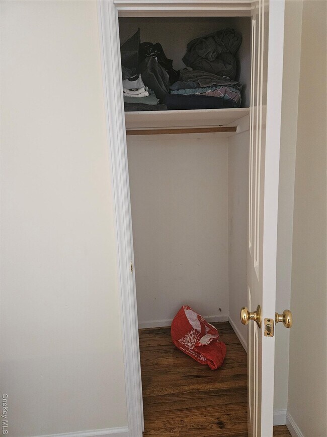 8 Town Path in Glen Cove, NY - Building Photo - Building Photo